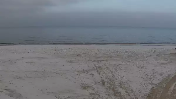 Kamera z widokiem na szeroką plażę w Dębkach województwo pomorskie.