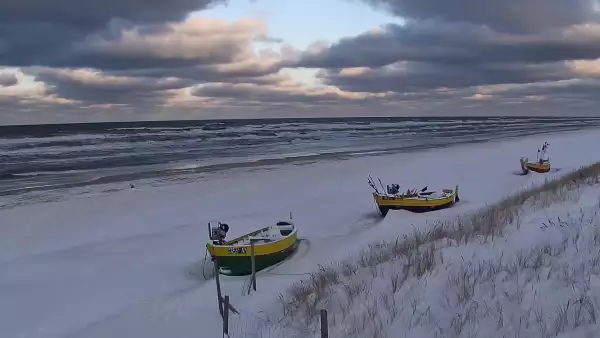 Kamera z widokiem na szeroką plażę w Dębkach województwo pomorskie.