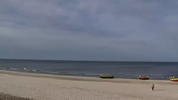 Kamera z widokiem na szeroką plażę w Dębkach województwo pomorskie.