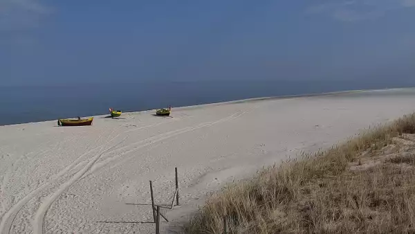 Kamera z widokiem na szeroką plażę w Dębkach województwo pomorskie.