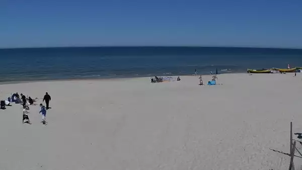 Kamera z widokiem na szeroką plażę w Dębkach województwo pomorskie.
