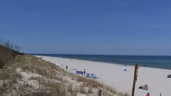 Kamera z widokiem na szeroką plażę w Dębkach województwo pomorskie.