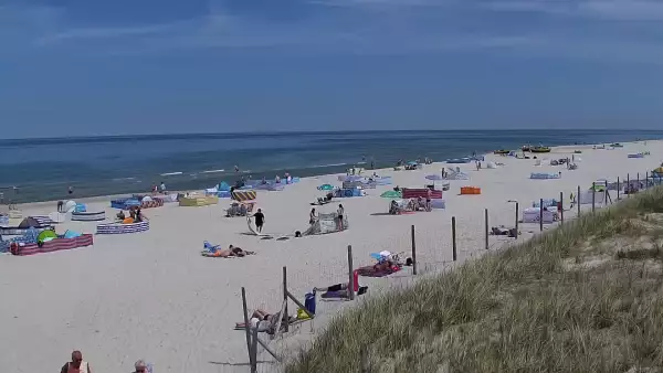 Kamera z widokiem na szeroką plażę w Dębkach województwo pomorskie.
