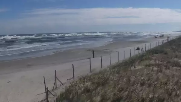 Kamera z widokiem na szeroką plażę w Dębkach województwo pomorskie.