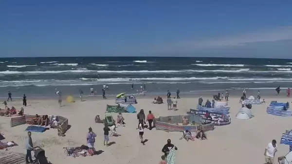 Kamera z widokiem na szeroką plażę w Dębkach województwo pomorskie.