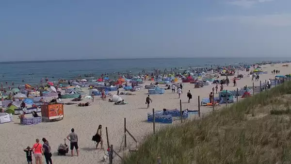 Kamera z widokiem na szeroką plażę w Dębkach województwo pomorskie.