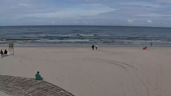 Kamera z widokiem na szeroką plażę w Dębkach województwo pomorskie.