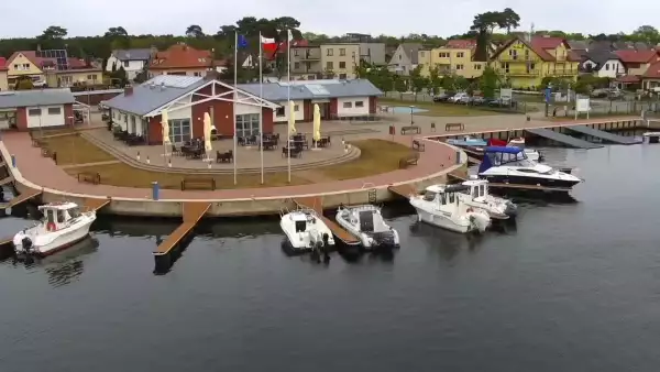 Widok na przystań i marinę w Dziwnowie