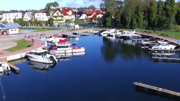 Widok na przystań i marinę w Dziwnowie