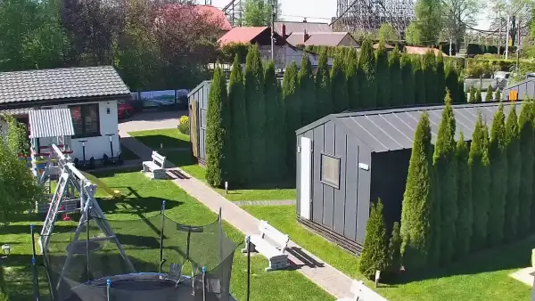 Widok z Holiday Park w Zatorze. Domki sferyczne i tradycyjne nieopodal Energylandii.