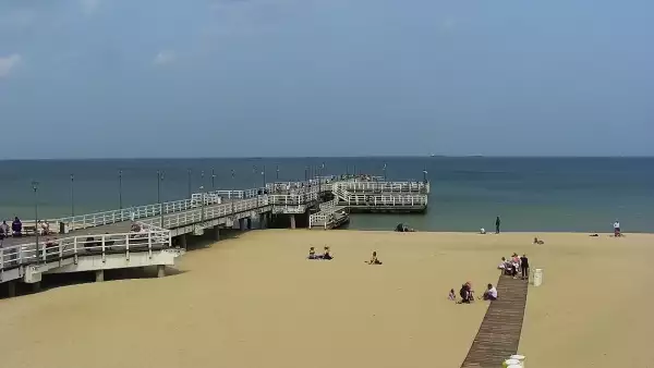 Widok z kamery obrotowej na plaże i morze w Gdańsku Brzeźnie