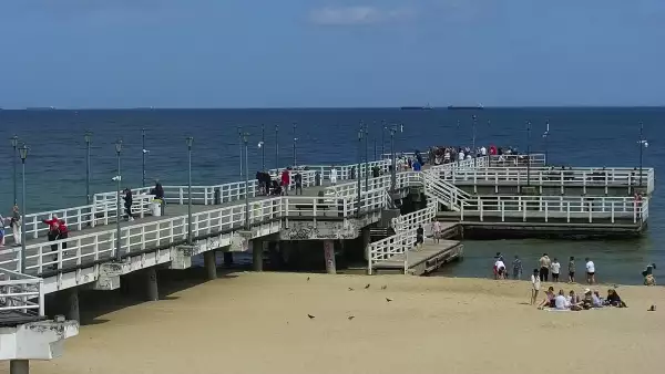 Widok z kamery obrotowej na plaże i morze w Gdańsku Brzeźnie