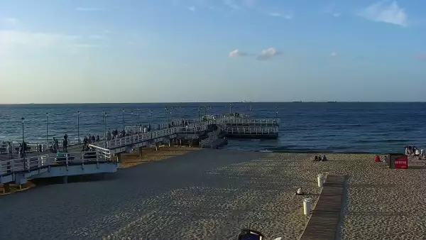 Widok z kamery obrotowej na plaże i morze w Gdańsku Brzeźnie