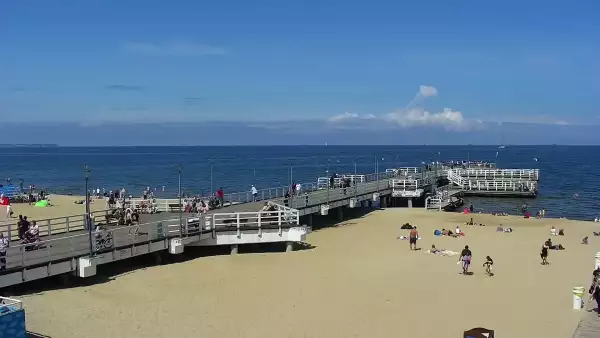 Widok z kamery obrotowej na plaże i morze w Gdańsku Brzeźnie