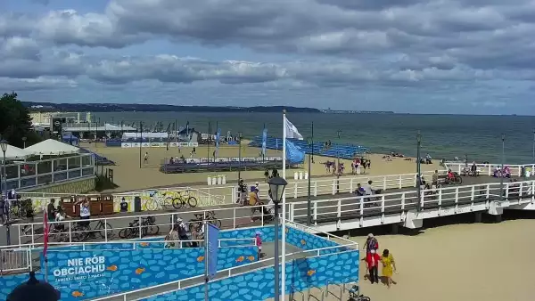 Widok z kamery obrotowej na plaże i morze w Gdańsku Brzeźnie