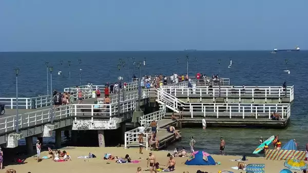 Widok z kamery obrotowej na plaże i morze w Gdańsku Brzeźnie