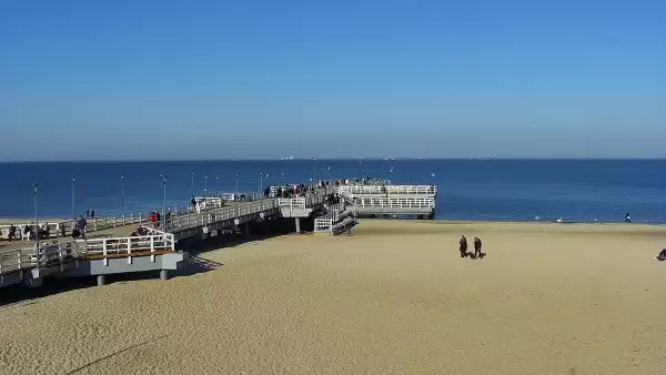 Widok z kamery obrotowej na plaże i morze w Gdańsku Brzeźnie
