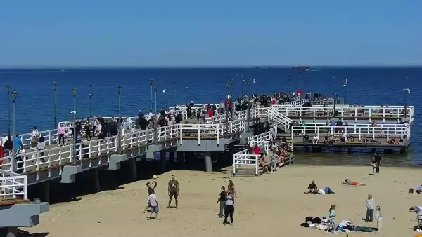Widok z kamery obrotowej na plaże i morze w Gdańsku Brzeźnie