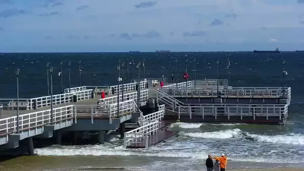 Widok z kamery obrotowej na plaże i morze w Gdańsku Brzeźnie