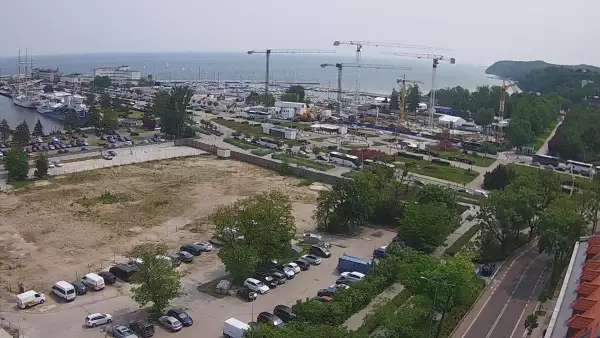 Widok na deptak, skwer i marinę w Gdyni.