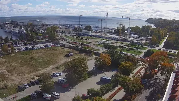 Widok na deptak, skwer i marinę w Gdyni.
