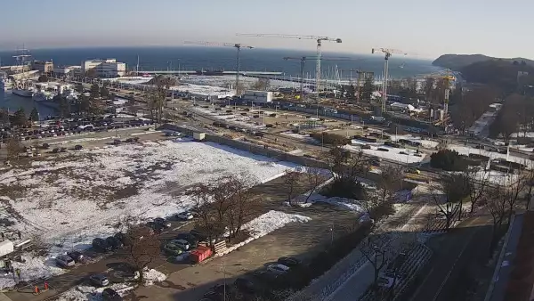 Widok na deptak, skwer i marinę w Gdyni.