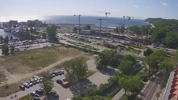 Widok na deptak, skwer i marinę w Gdyni.