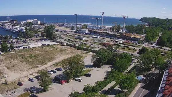 Widok na deptak, skwer i marinę w Gdyni.