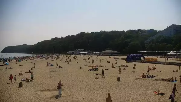 Ujęcie na szeroką plażę w Gdyni.