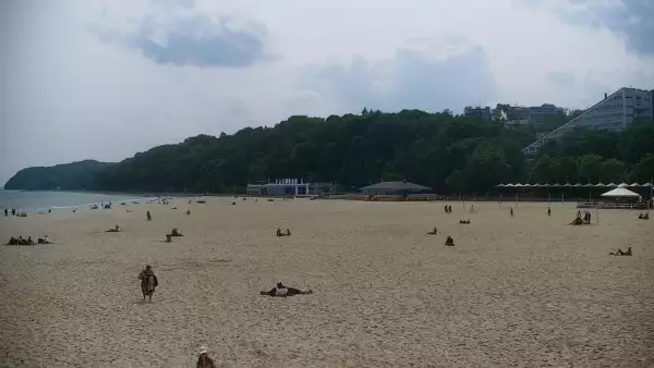 Ujęcie na szeroką plażę w Gdyni.