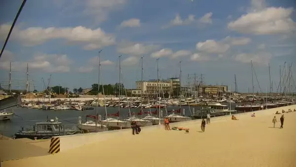 Ujęcie na szeroką plażę w Gdyni.