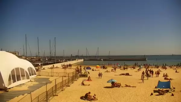 Ujęcie na szeroką plażę w Gdyni.