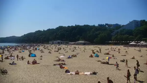 Ujęcie na szeroką plażę w Gdyni.