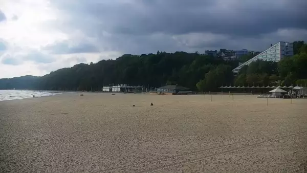 Ujęcie na szeroką plażę w Gdyni.