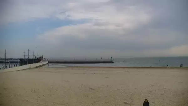 Ujęcie na szeroką plażę w Gdyni.