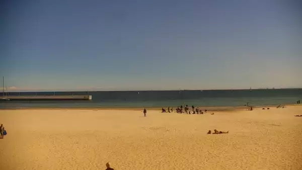Ujęcie na szeroką plażę w Gdyni.