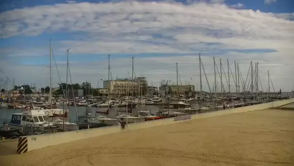 Ujęcie na szeroką plażę w Gdyni.