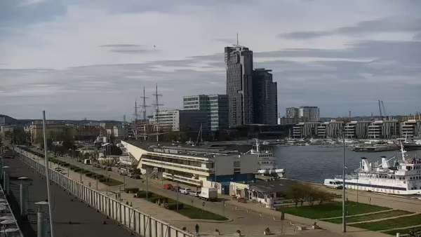 Widok na Marinę w Gdyni i nabrzeże młodych żeglarzy z kamery.