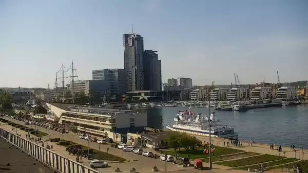Widok na Marinę w Gdyni i nabrzeże młodych żeglarzy z kamery.