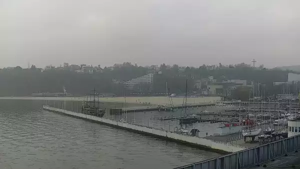 Widok na Marinę w Gdyni i nabrzeże młodych żeglarzy z kamery.