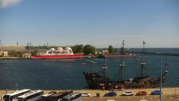 Widok na Marinę w Gdyni i nabrzeże młodych żeglarzy z kamery.