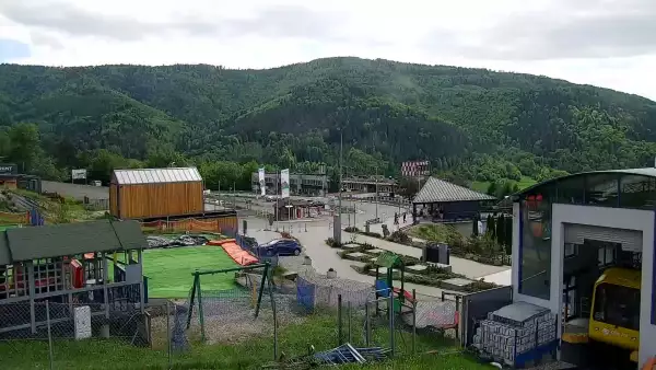 Ujęcie na dolną stację kolei linowo-terenowej na Górę Żar.