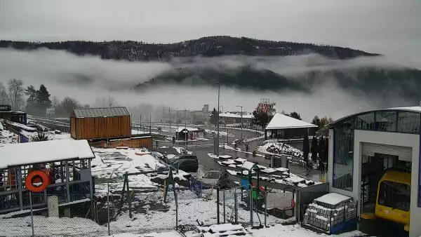 Ujęcie na dolną stację kolei linowo-terenowej na Górę Żar.