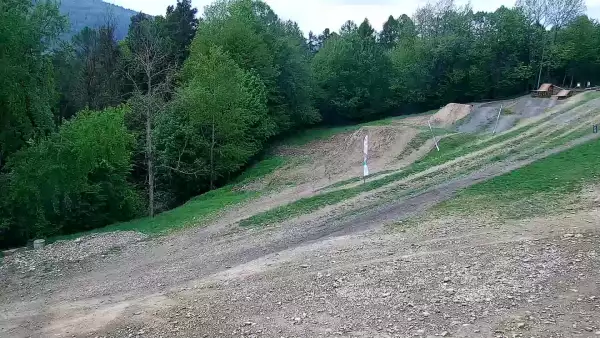 Ujęcie na dolną stację kolei linowo-terenowej na Górę Żar.