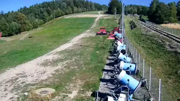 Ujęcie na dolną stację kolei linowo-terenowej na Górę Żar.