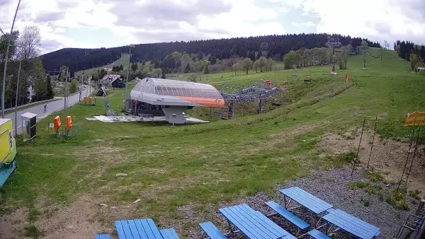 Ujmujący widok z kamery na stok z górnej stacji narciarskiej Grapa Zieleniec Duszniki-Zdrój.