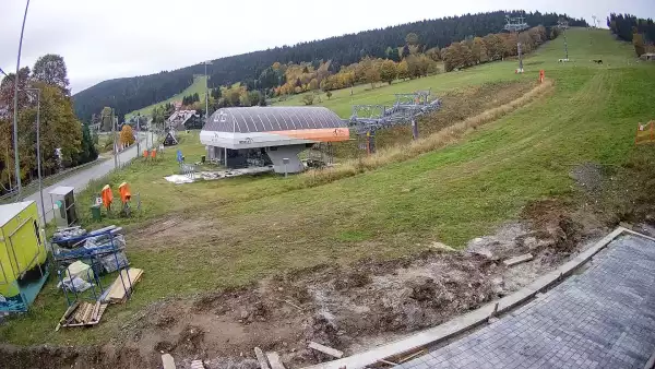 Ujmujący widok z kamery na stok z górnej stacji narciarskiej Grapa Zieleniec Duszniki-Zdrój.