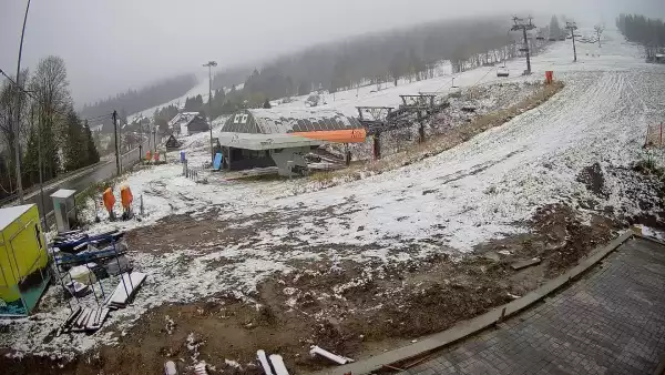Ujmujący widok z kamery na stok z górnej stacji narciarskiej Grapa Zieleniec Duszniki-Zdrój.