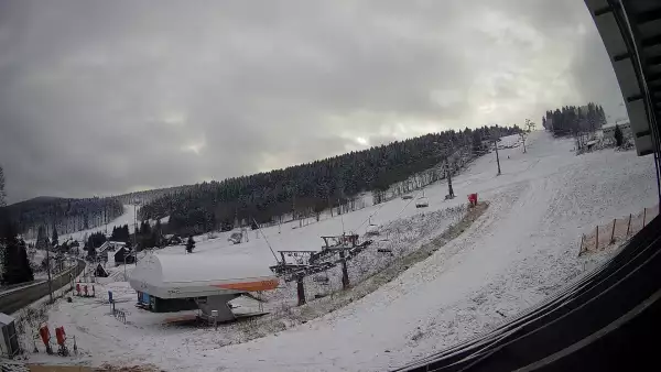 Ujmujący widok z kamery na stok z górnej stacji narciarskiej Grapa Zieleniec Duszniki-Zdrój.