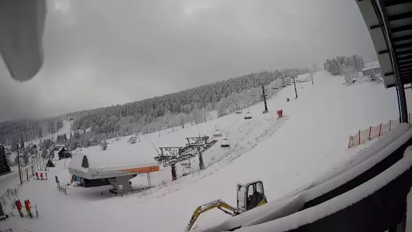 Ujmujący widok z kamery na stok z górnej stacji narciarskiej Grapa Zieleniec Duszniki-Zdrój.